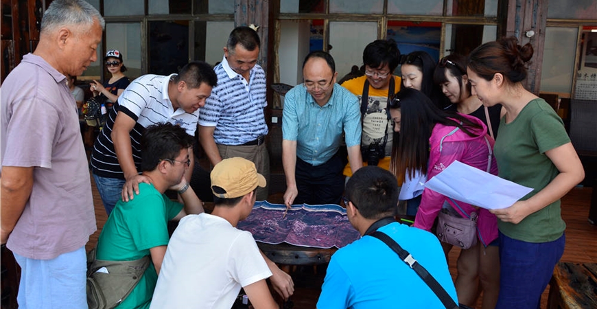 晨光破曉而作，皓月當(dāng)空未息